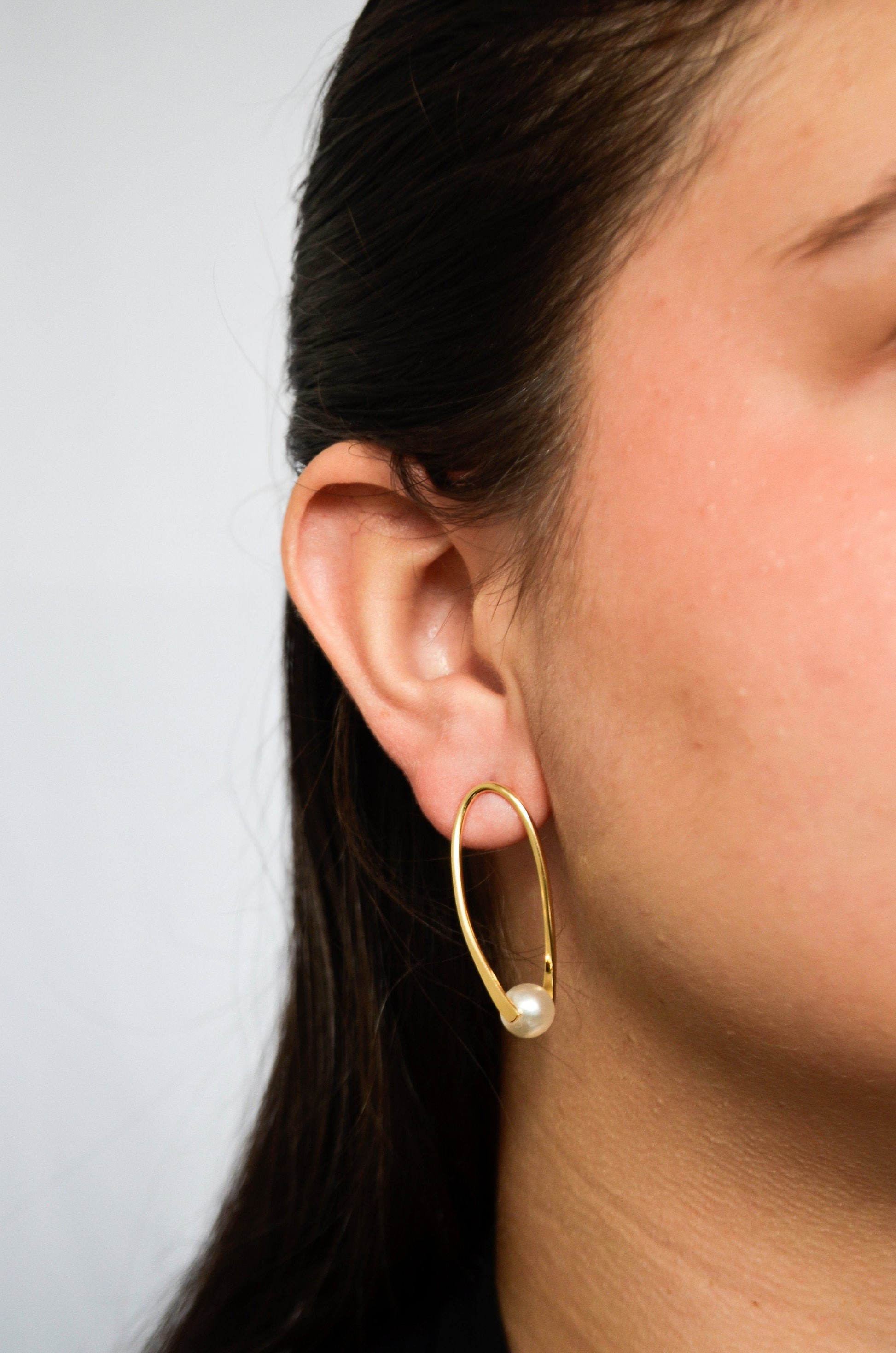 Brinco oval com pérola banhado a ouro 18k - Biju & Cia.
