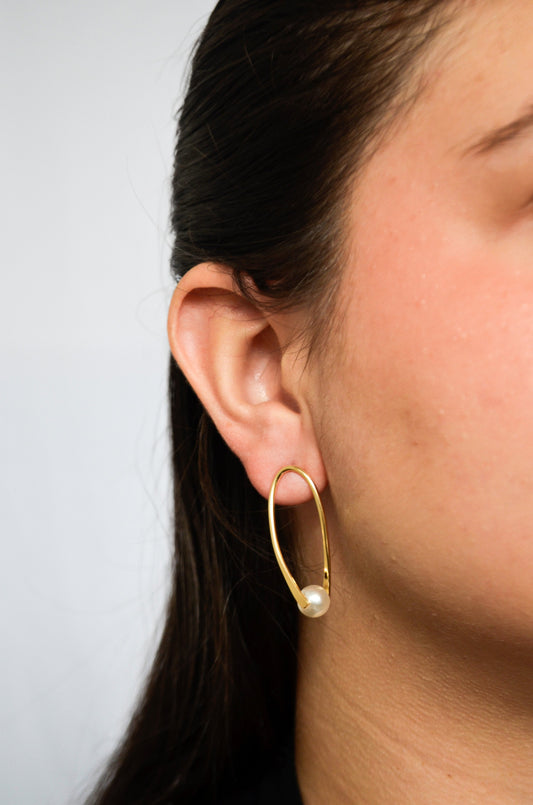 Brinco oval com pérola banhado a ouro 18k - Biju & Cia.
