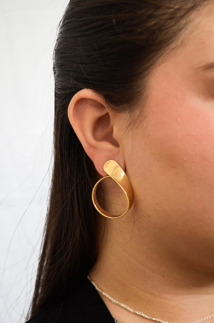 Brinco de círculo banhado a ouro 18k - Biju & Cia.