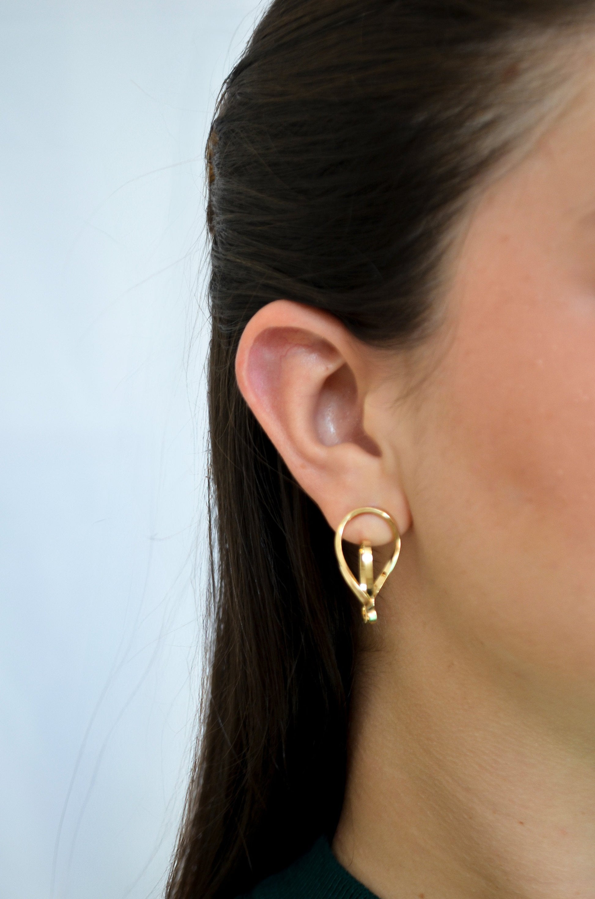 Brinco oval de fio entrelaçado banhado a ouro 18k - Biju & Cia.