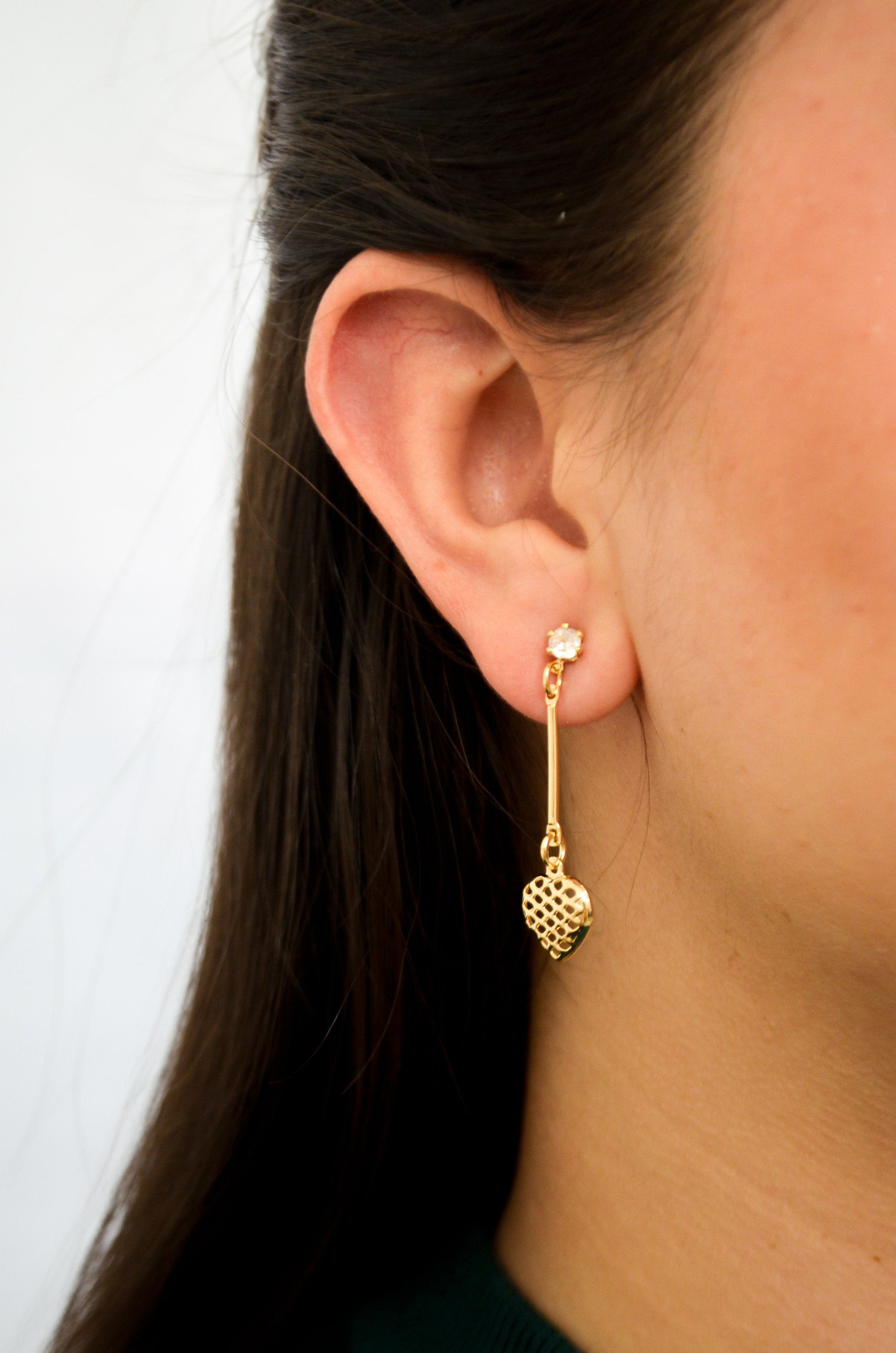 Brinco de palito com coração e pedra de zircônia banhado a ouro 18k - Biju & Cia.