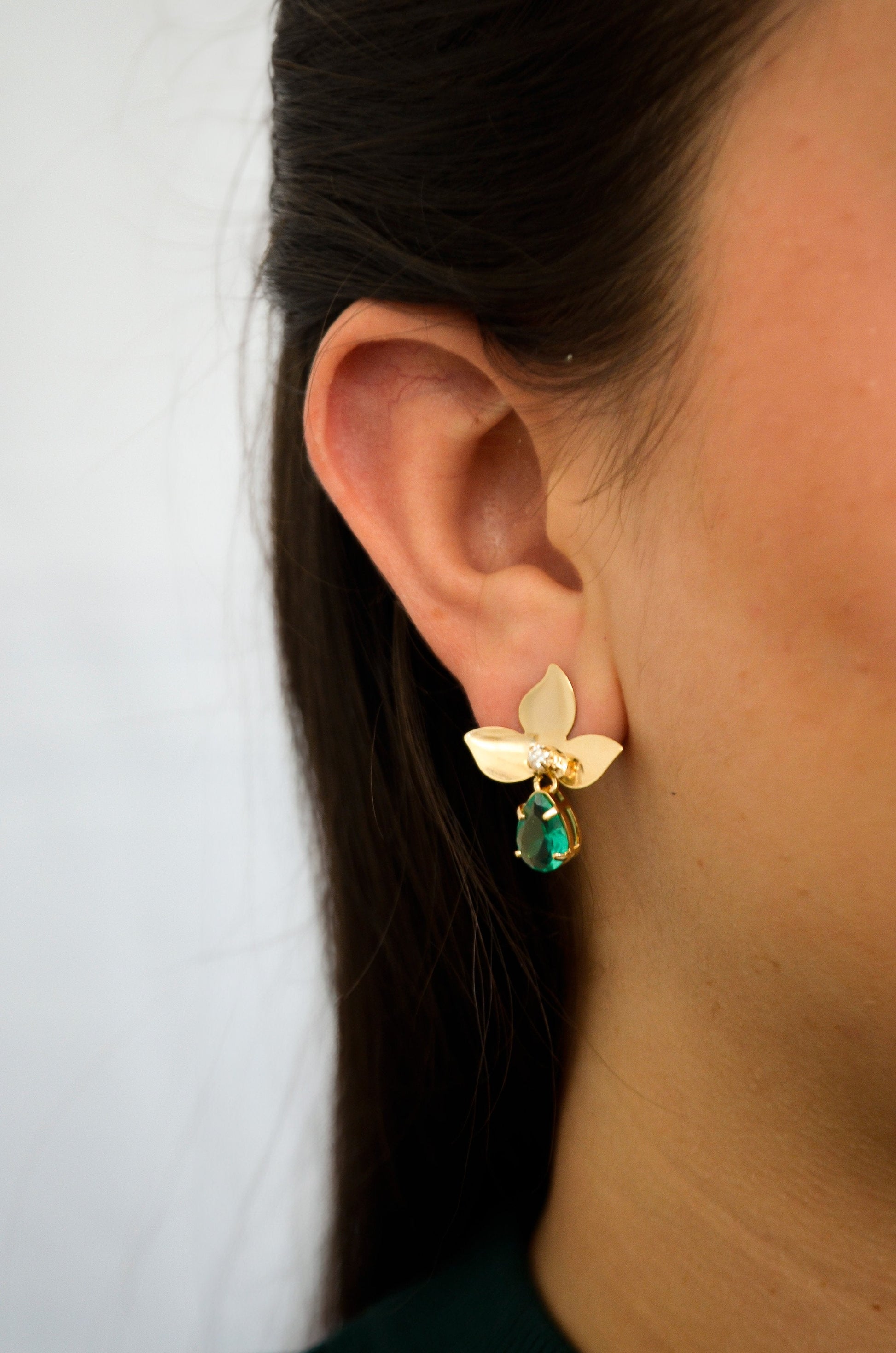 Brinco de flor com pedra banhado a ouro 18k - Biju & Cia.