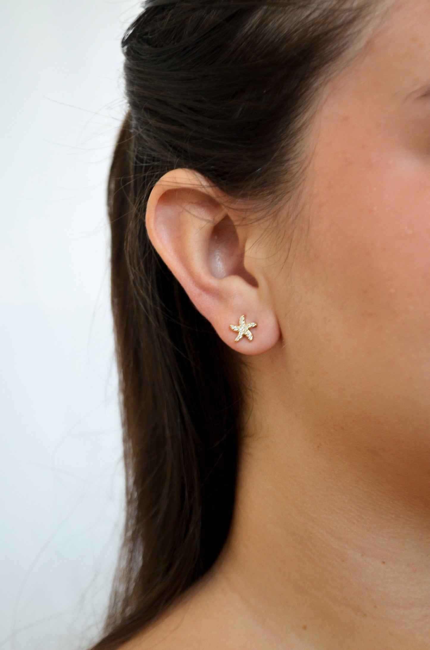 Brinco de estrela do mar com zircônias banhado a ouro 18k - Biju & Cia.