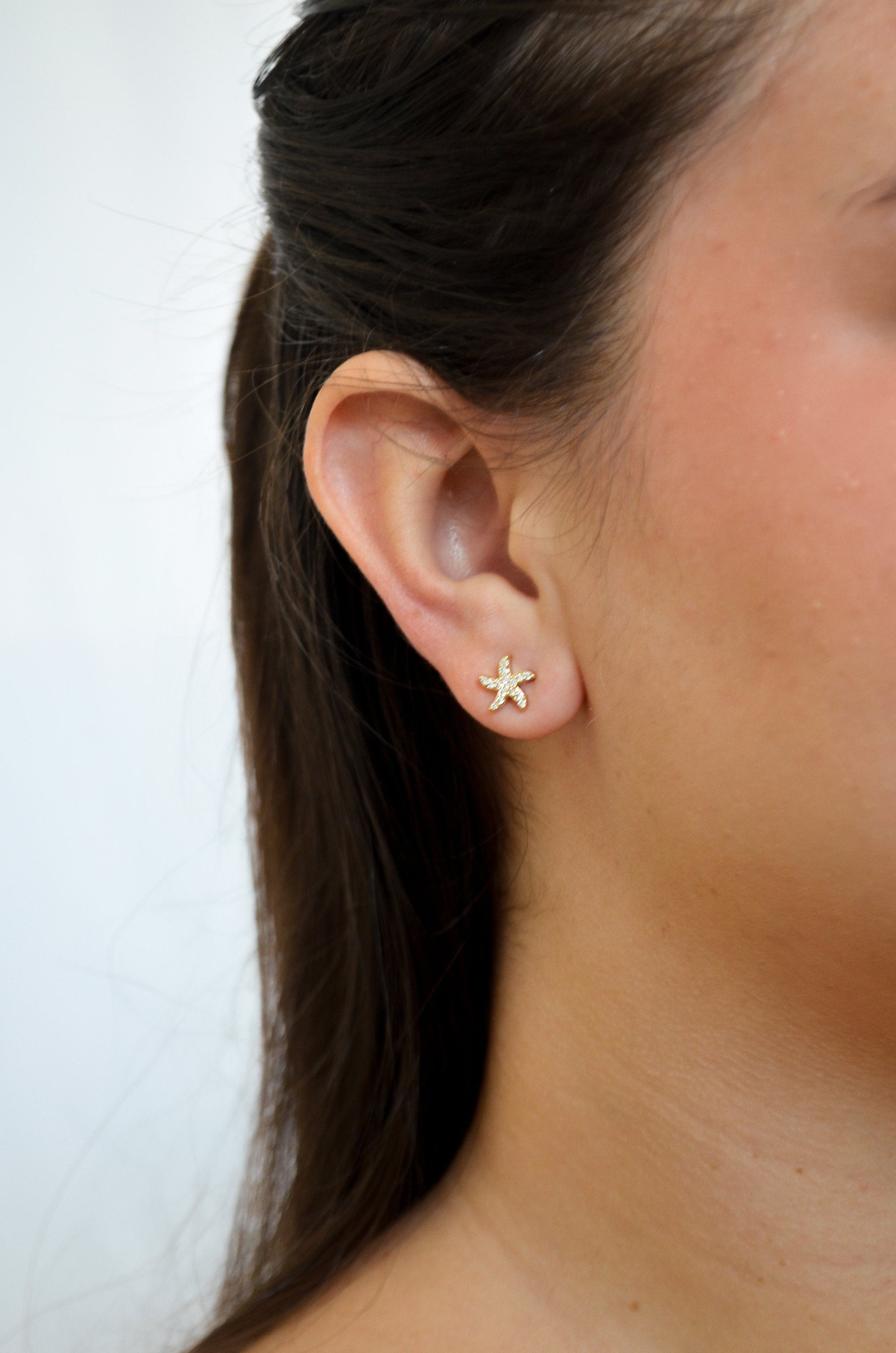 Brinco de estrela do mar com zircônias banhado a ouro 18k - Biju & Cia.