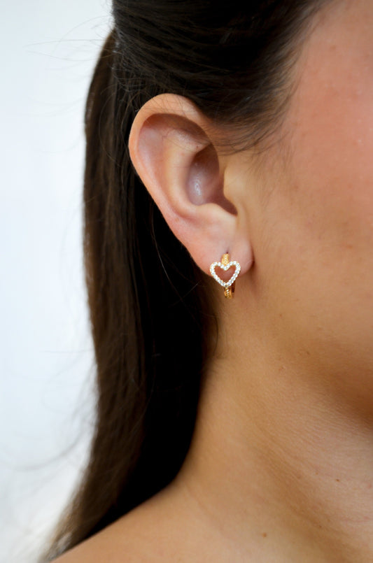 Argola com coração cravejado banhada a ouro 18k - Biju & Cia.