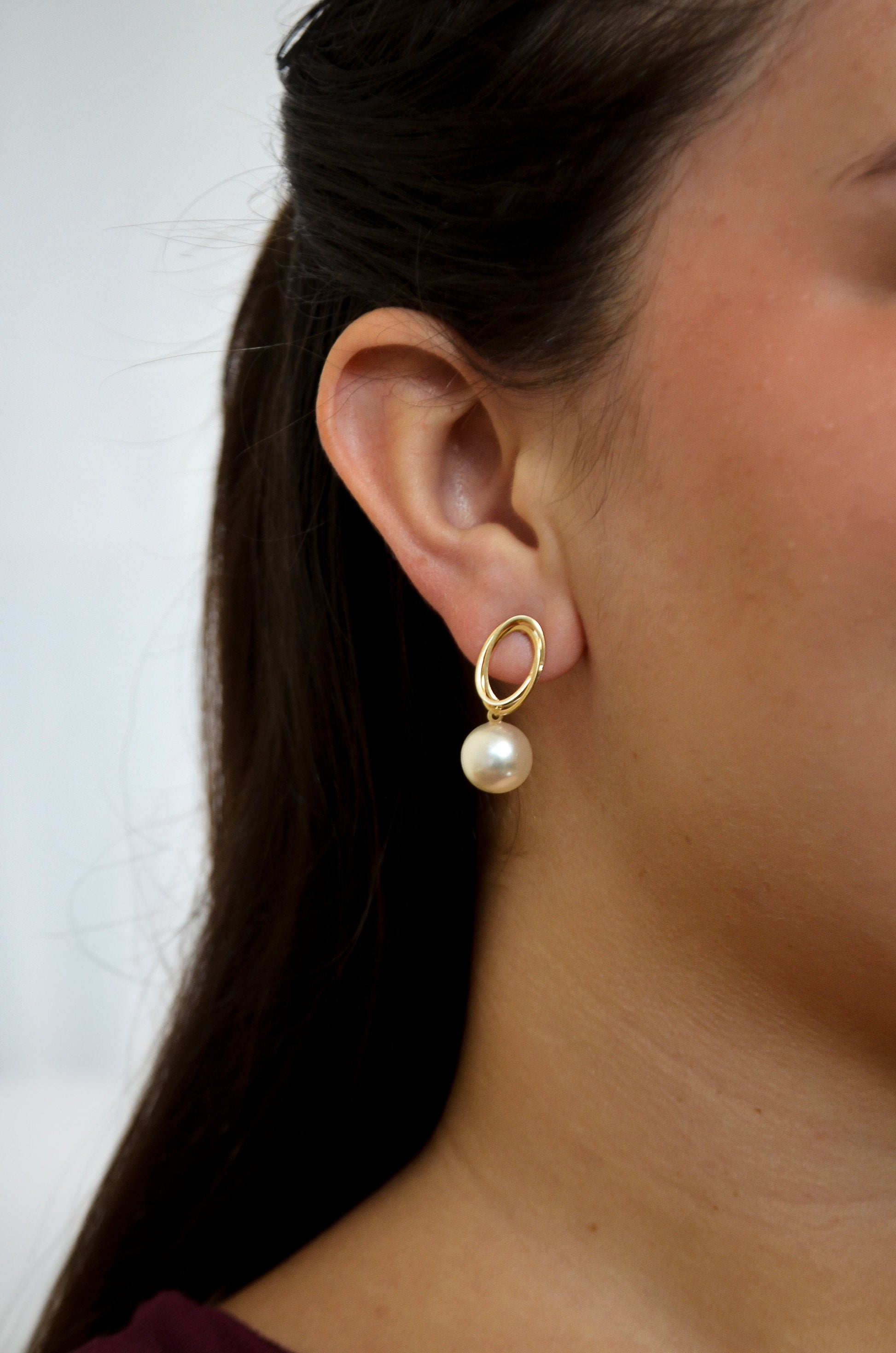 Brinco oval com pérola banhado a ouro 18k - Biju & Cia.