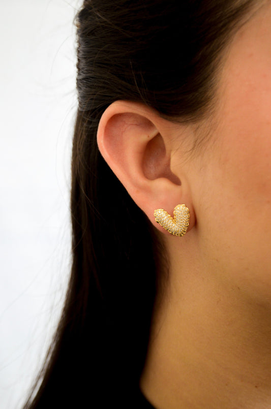 Brinco de coração cravejado de zircônias banhado a ouro 18k - Biju & Cia.