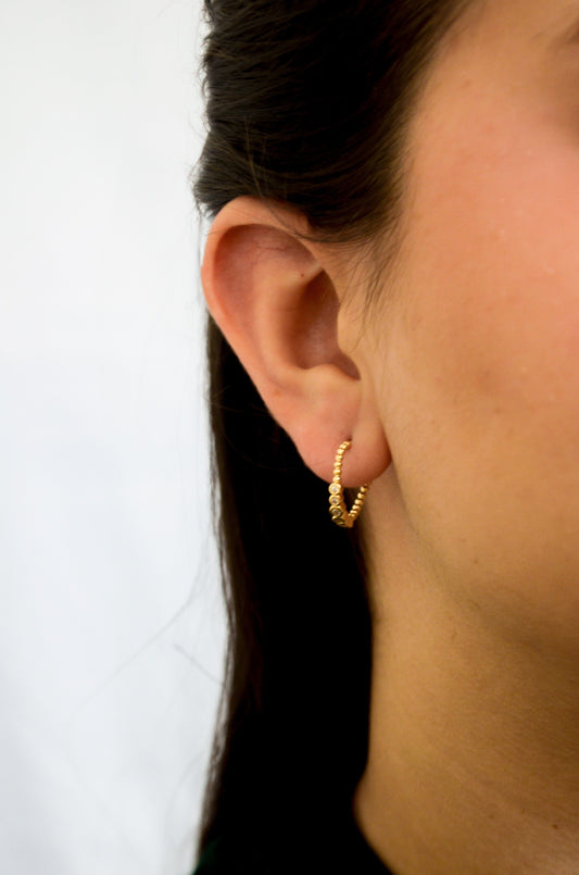 Brinco de argola com zircônias banhado a ouro 18k - Biju & Cia.