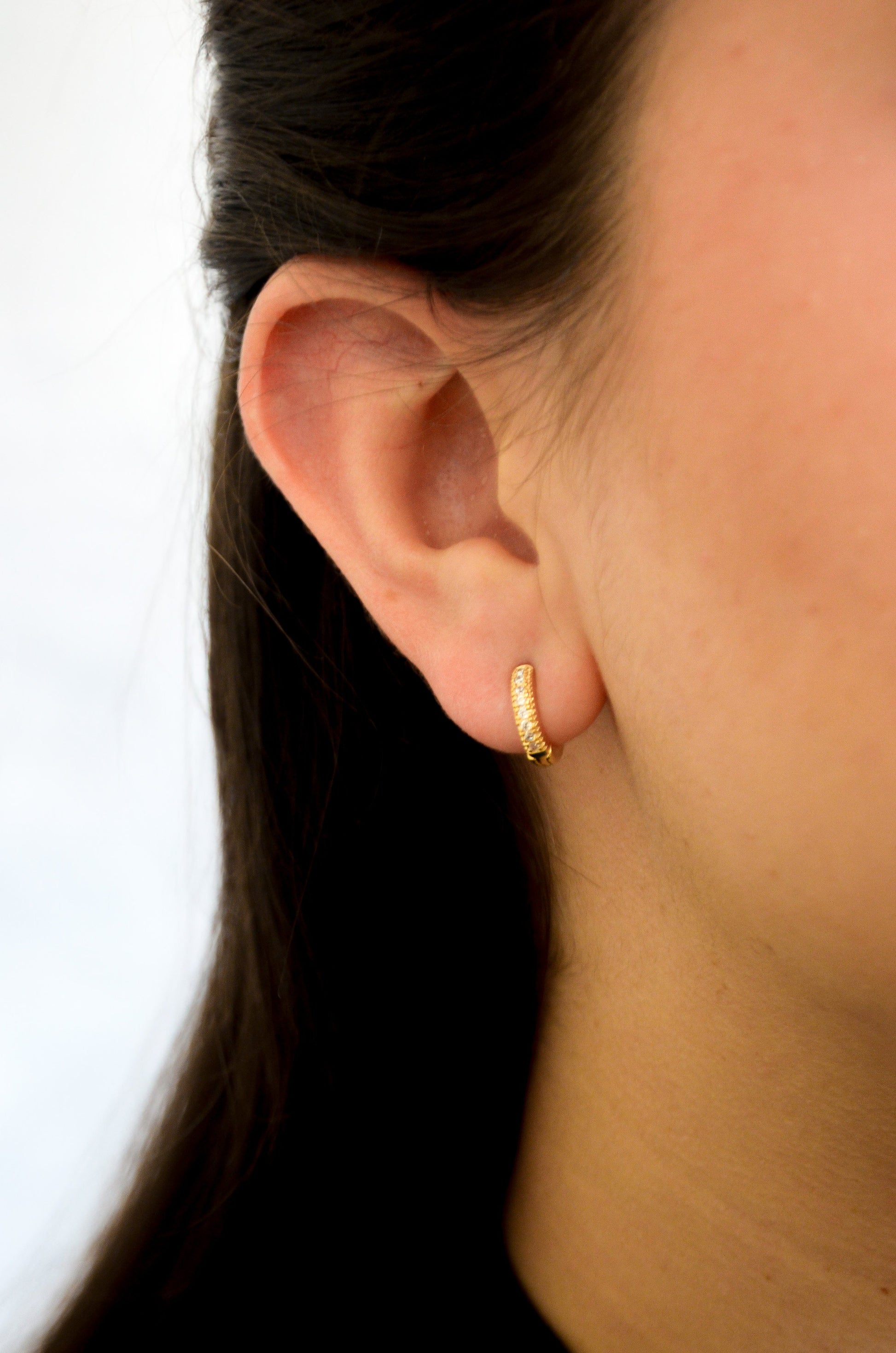 Brinco de argola articulada com zircônias banhado a ouro 18k - Biju & Cia.