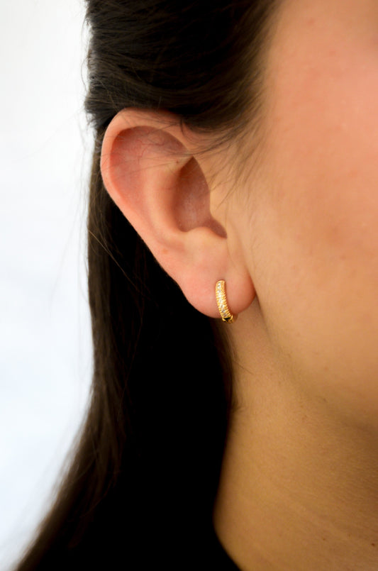Brinco de argola articulada com zircônias banhado a ouro 18k - Biju & Cia.