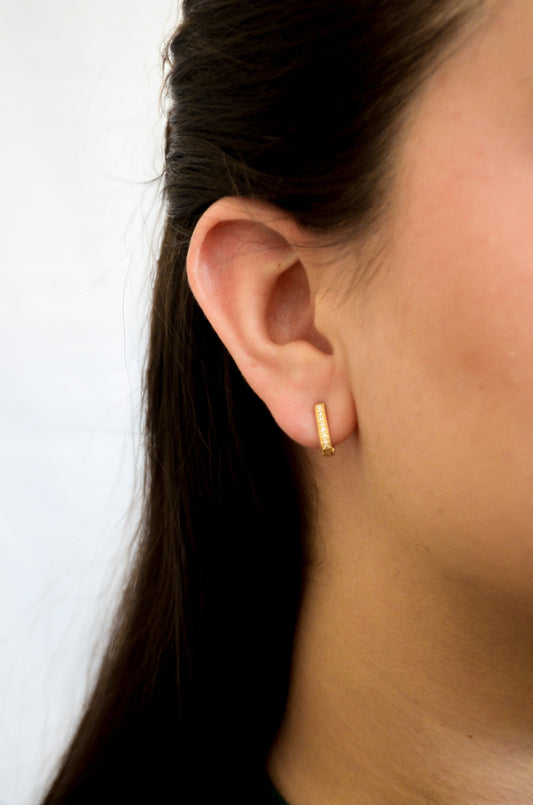 Brinco de argola articulada oval com zircônias banhado a ouro 18k - Biju & Cia.