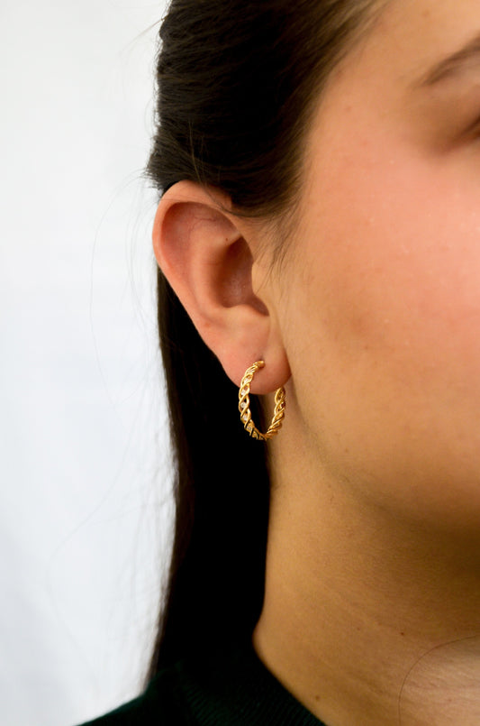 Brinco de argola trançada com zircônias banhado a ouro 18k - Biju & Cia.