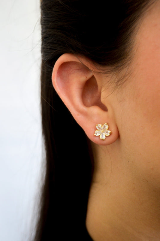Brinco de flor com zircônias banhado a ouro 18k - Biju & Cia.