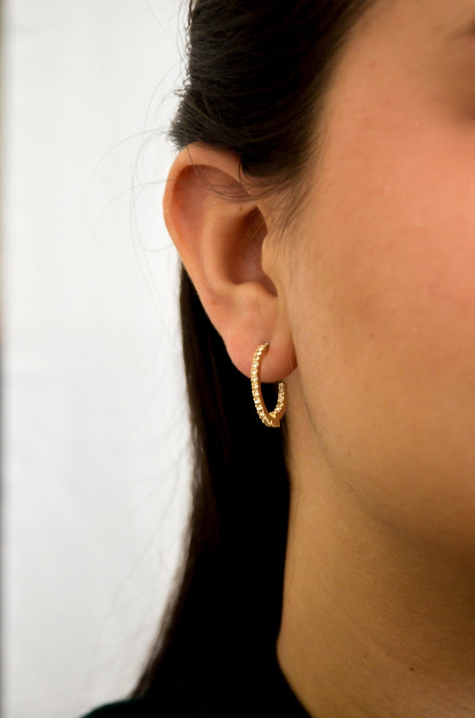 Brinco de argola com zircônias banhado a ouro 18k - Biju & Cia.