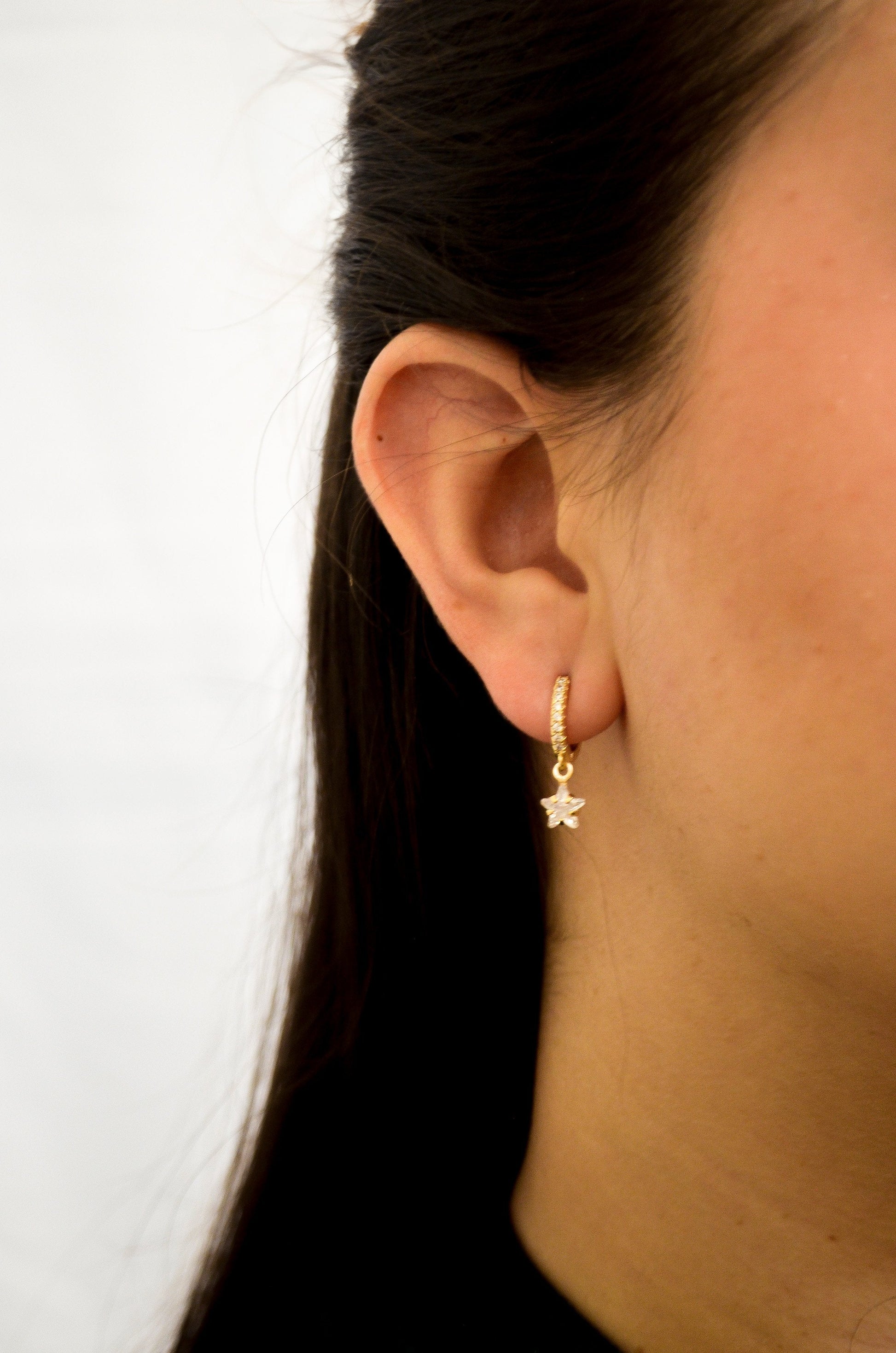 Brinco de argola articulada com pingente de estrela banhado a ouro 18k - Biju & Cia.