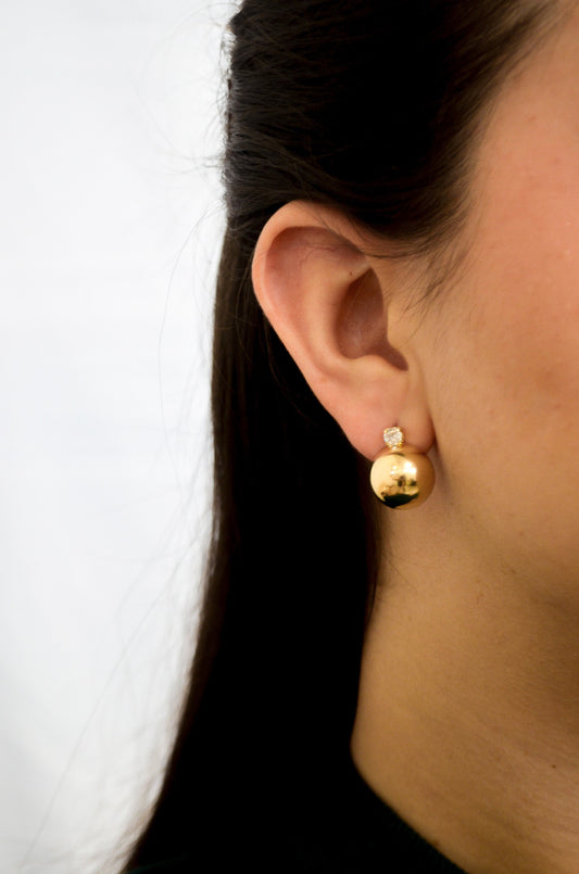 Brinco de meia bola com zircônia banhado a ouro 18k - Biju & Cia.