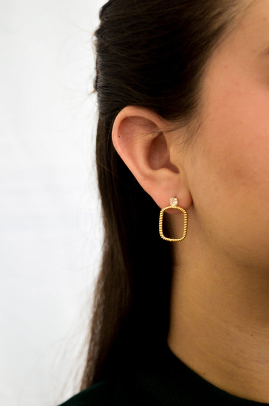 Brinco retangular com zircônia banhado a ouro 18k - Biju & Cia.