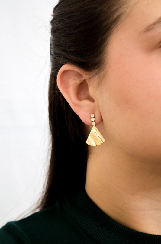 Brinco de triângulo com zircônias banhado a ouro 18k - Biju & Cia.