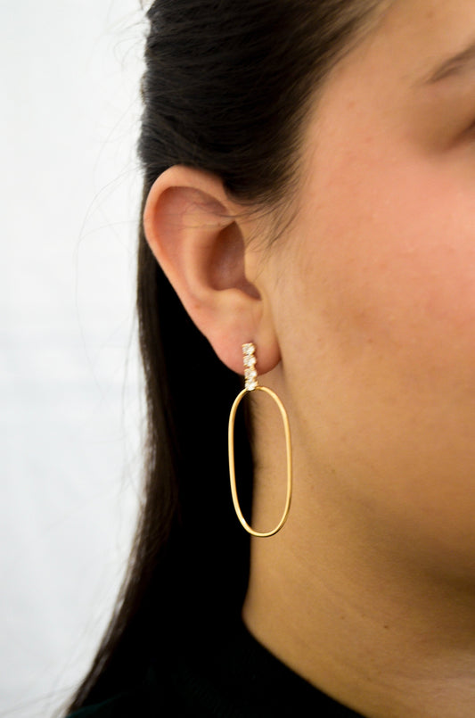 Brinco oval com zircônias banhado a ouro 18k - Biju & Cia.