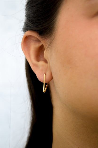 Brinco de argola de triângulo banhado a ouro 18k - Biju & Cia.