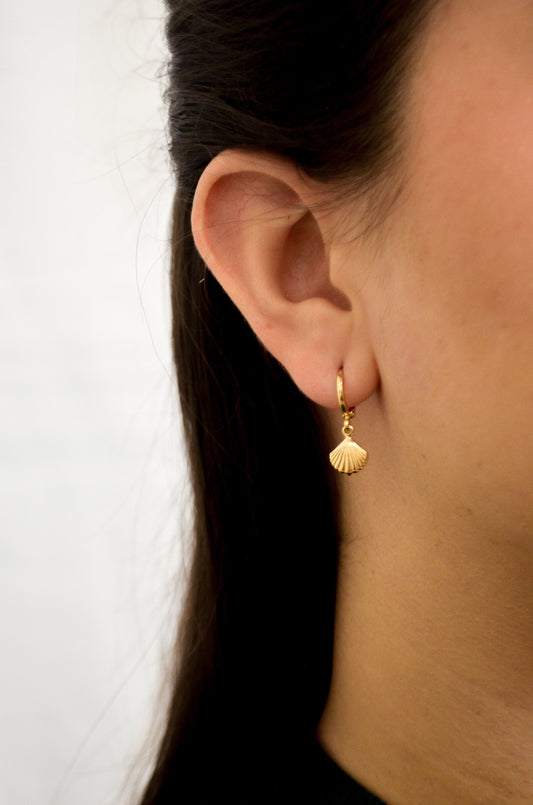 Brinco de argola articulada com pingente de concha banhado a ouro 18k - Biju & Cia.