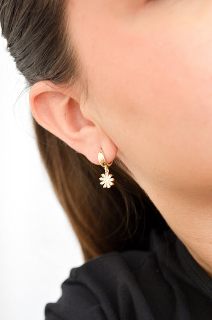 Brinco de argola articulada com pingente de flor com zircônias banhado a ouro 18k - Biju & Cia.