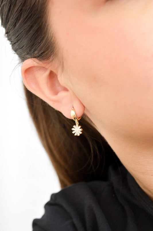 Brinco de argola articulada com pingente de flor com zircônias banhado a ouro 18k - Biju & Cia.