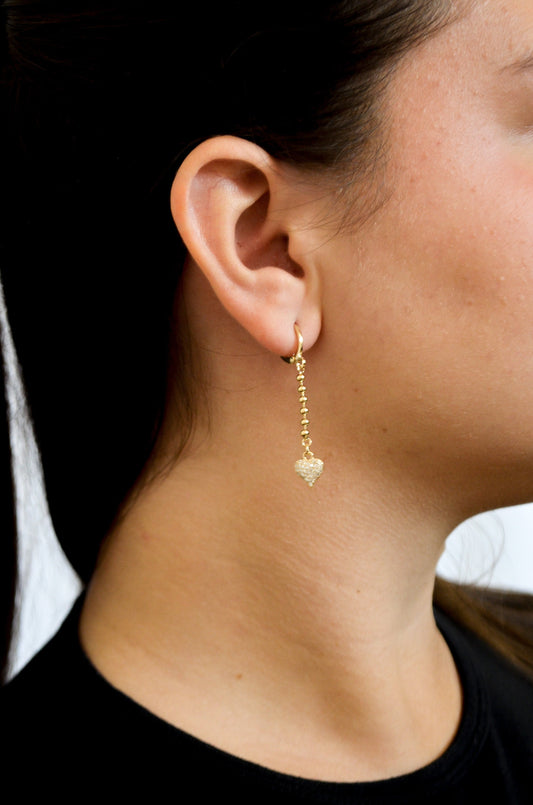 Brinco de argola articulada com corrente e coração cravejado de zircônias banhado a ouro 18k - Biju & Cia.