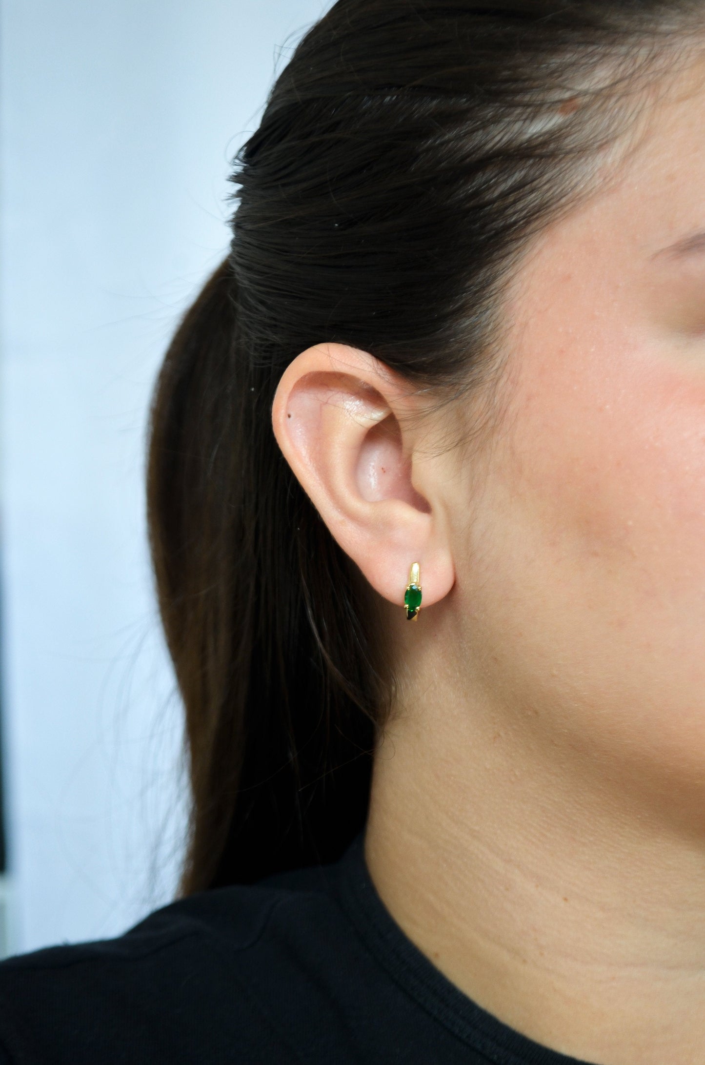 Argola articulada com pedra banhada a ouro 18k - Biju & Cia.