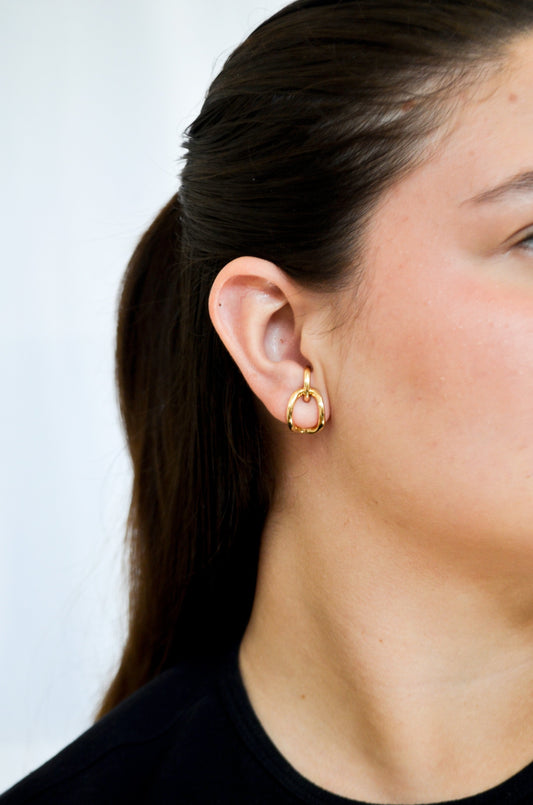 Brinco ear hook gota banhado a ouro 18k - Biju & Cia.