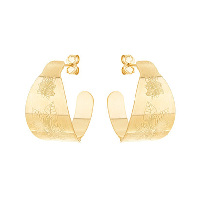Argola chapa com desenho de flor banhada a ouro 18k - Biju & Cia.