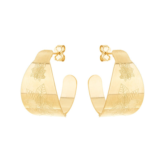 Argola chapa com desenho de flor banhada a ouro 18k - Biju & Cia.