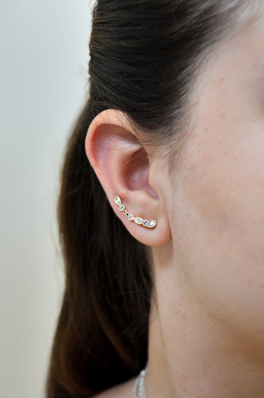 Brinco earcuff com pedras coloridas banhado a ouro 18k