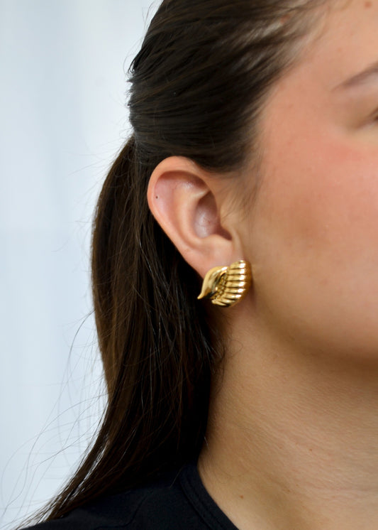Brinco trabalhado banhado a ouro 18k - Biju & Cia.