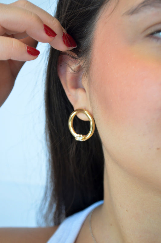 Brinco esfera com zircônia baguete banhado a ouro 18k - Biju & Cia.