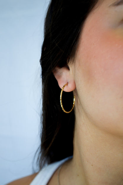 Argola média com fio trabalhado banhada a ouro 18k