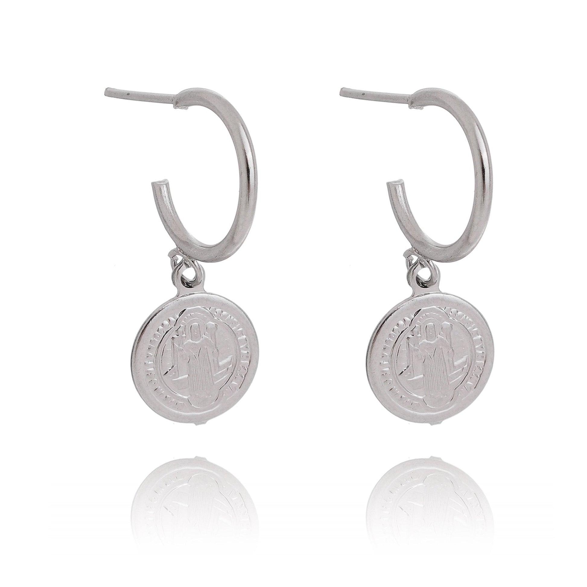 Brinco de argola com medalha de são bento em aço inox - Biju & Cia.