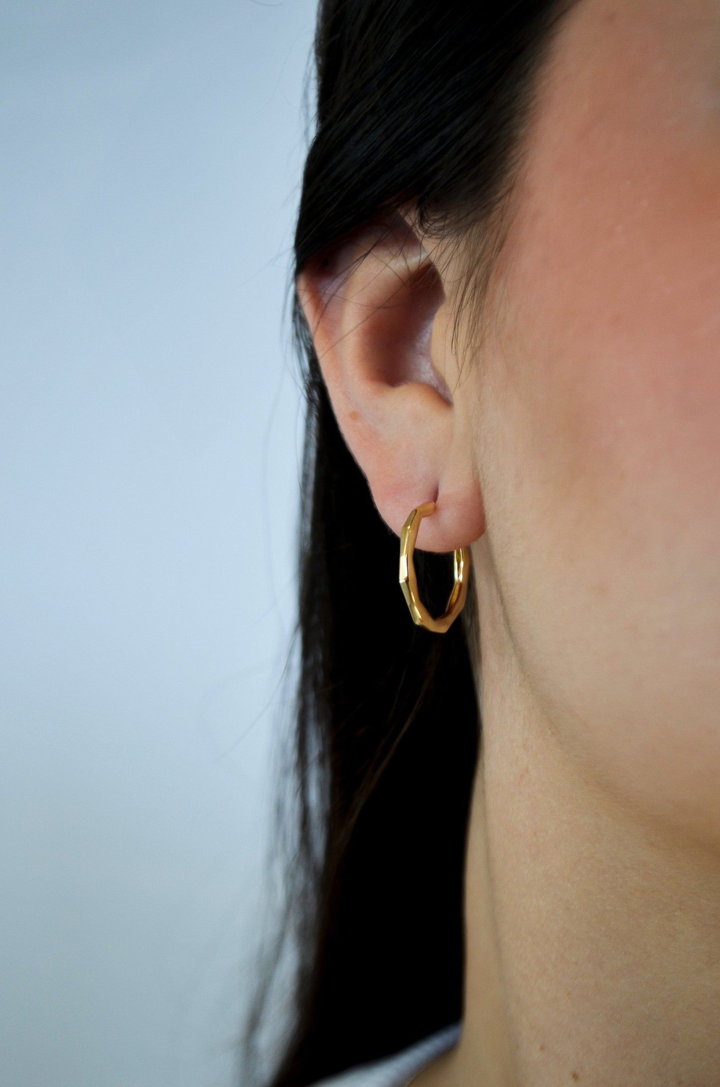 Argola fio sextavado banhada a ouro 18k - Biju & Cia.