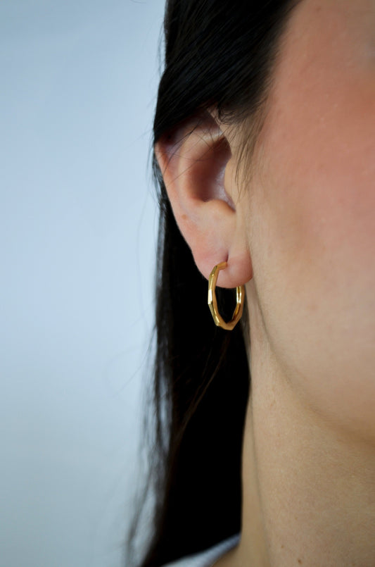 Argola fio sextavado banhada a ouro 18k - Biju & Cia.
