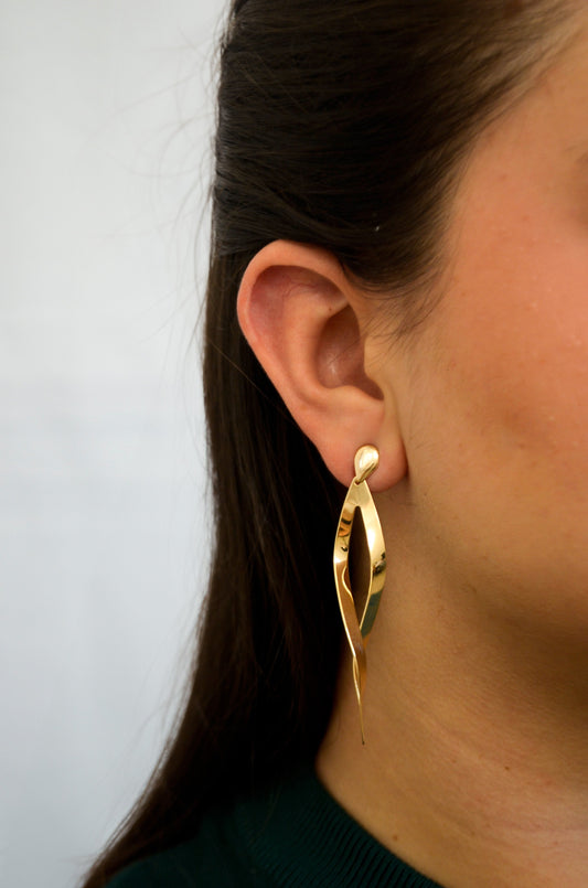 Brinco torcido banhado a ouro 18k - Biju & Cia.