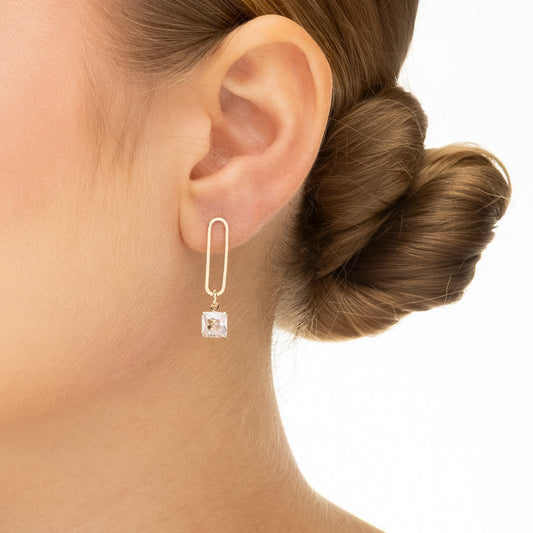 Brinco oval com zircônia banhada a ouro 18k