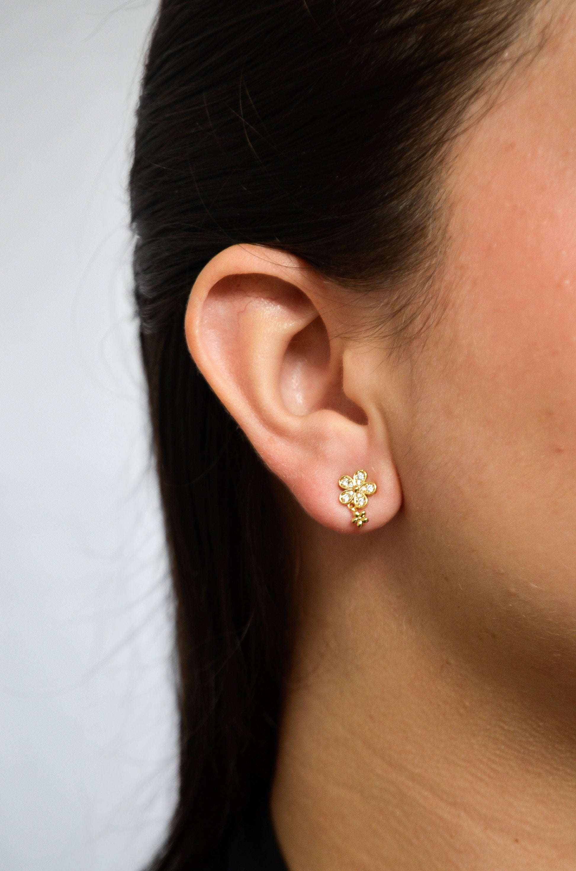 Brinco flor com zircônias banhado a ouro 18k - Biju & Cia.