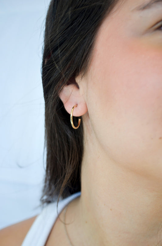 Argola lisa com fio redondo banhada a ouro 18k - Biju & Cia.
