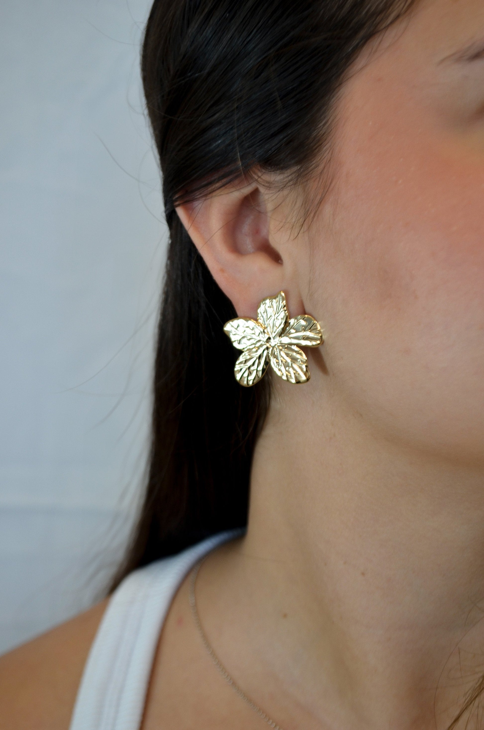 Brinco flor banhado a ouro 18k - Biju & Cia.