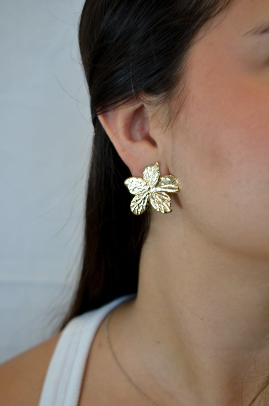 Brinco flor banhado a ouro 18k - Biju & Cia.
