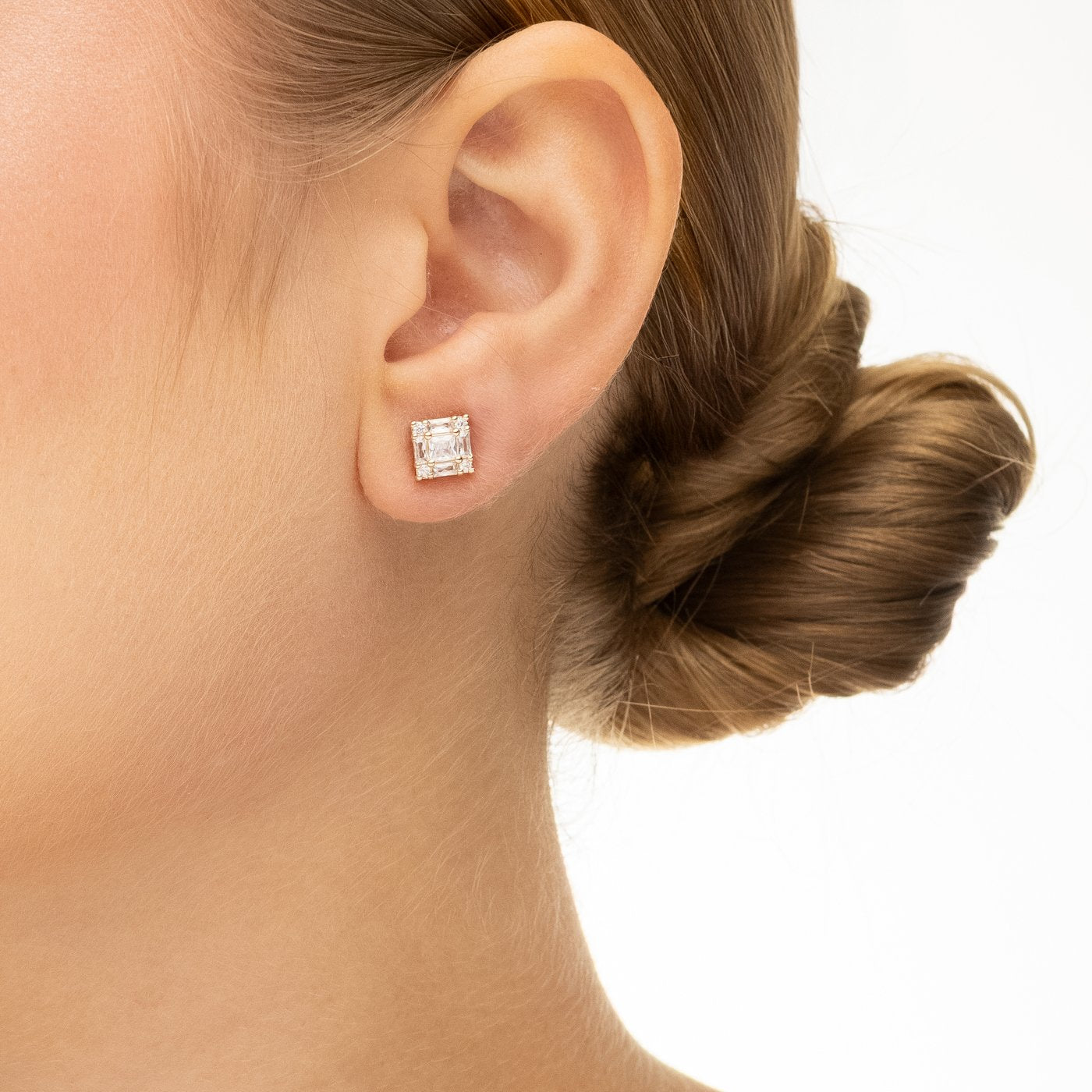 Brinco quadrado com zircônias banhado a ouro 18k