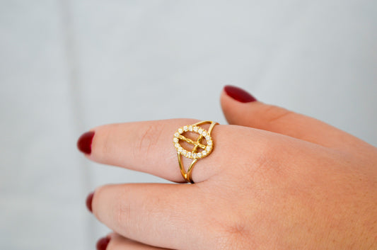 Anel oval com cruz e zircônias banhado a ouro 18k - Biju & Cia.