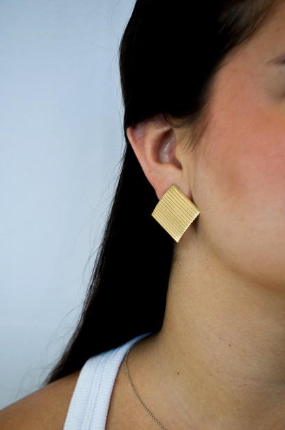 Brinco quadrado riscado banhado a ouro 18k - Biju & Cia.