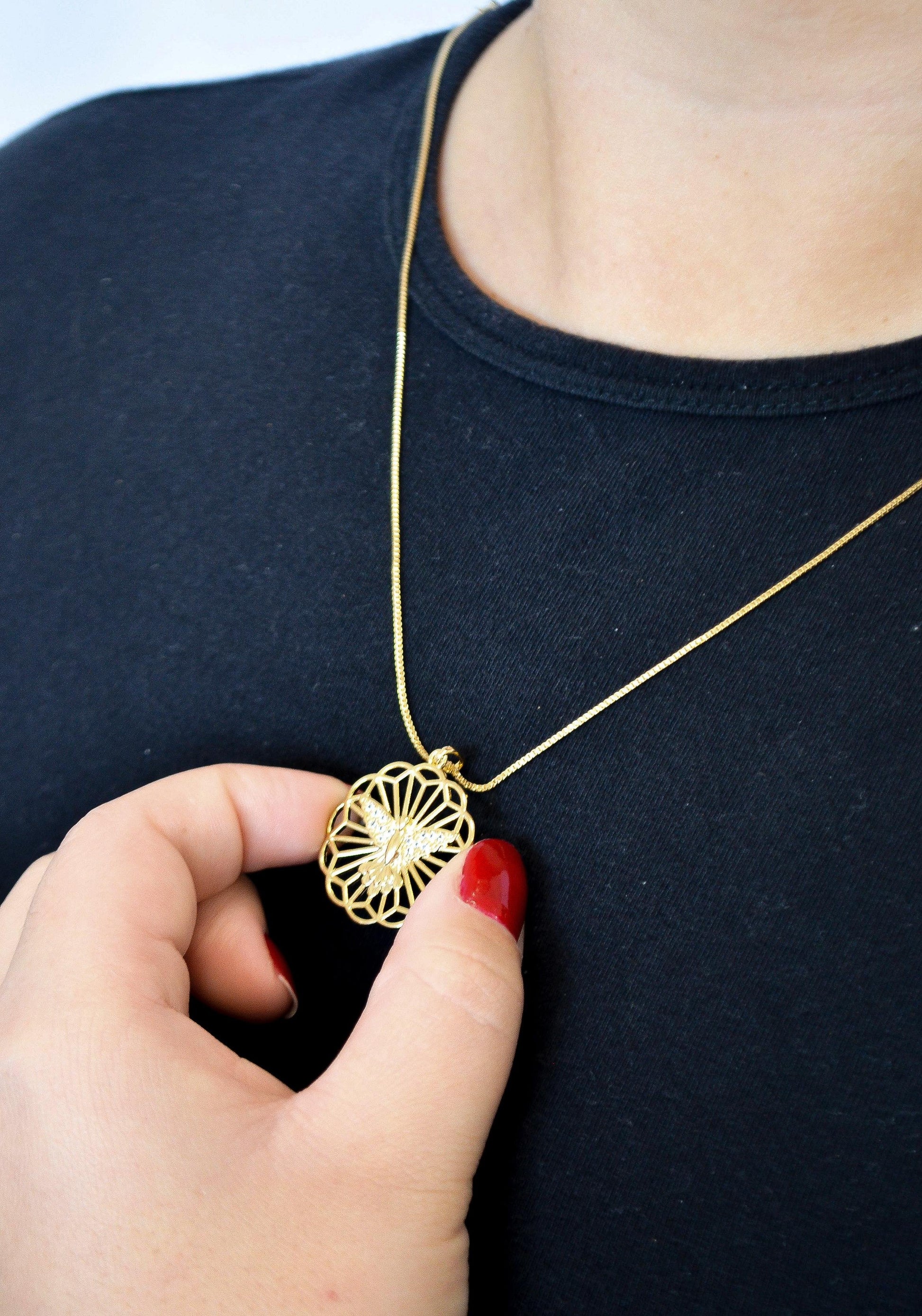 Gargantilha mandala com espírito santo banhada a ouro 18k - Biju & Cia.