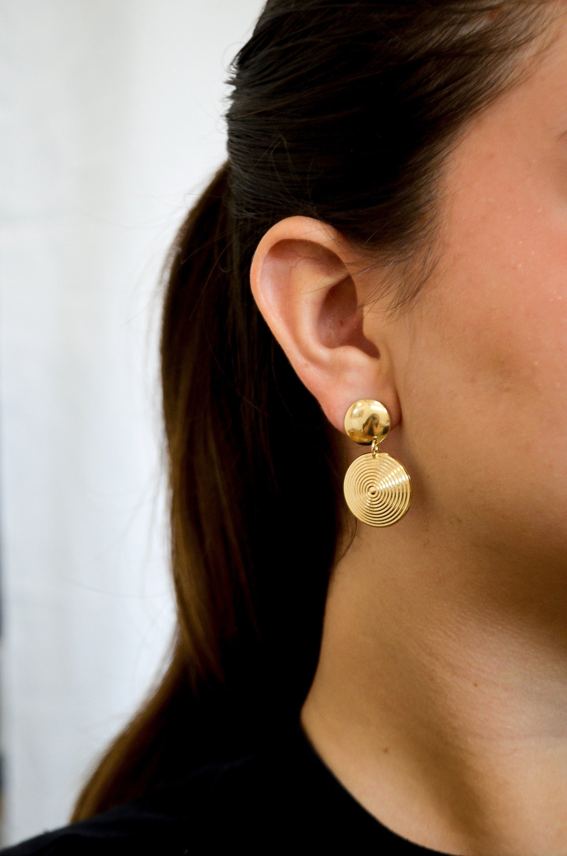 Brinco trabalhado banhado a ouro 18k - Biju & Cia.